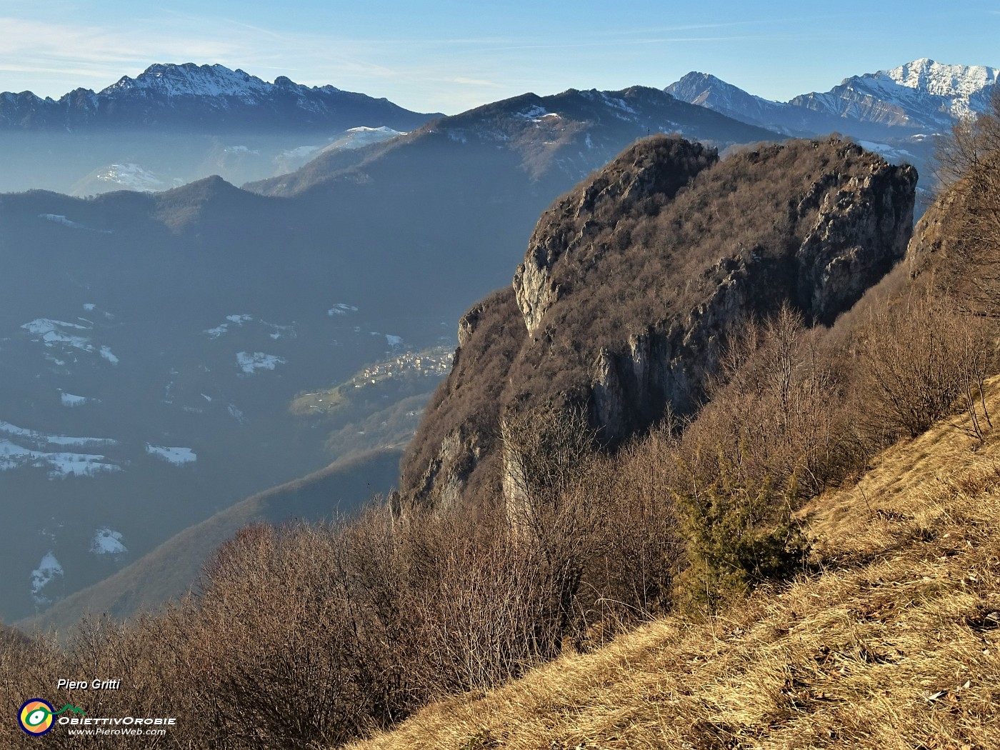 38 In primo piano la Corna Camoscera (1329 m) , sullo sfondo il Resegone a sx e  Grignone a dx.JPG